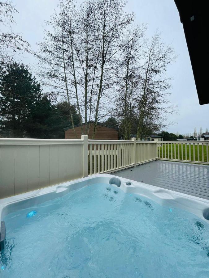 Happy Days Lodge With Hot Tub York Exterior foto