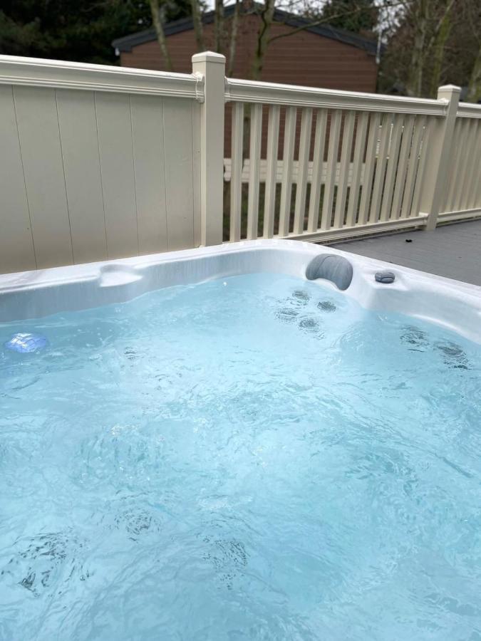 Happy Days Lodge With Hot Tub York Exterior foto